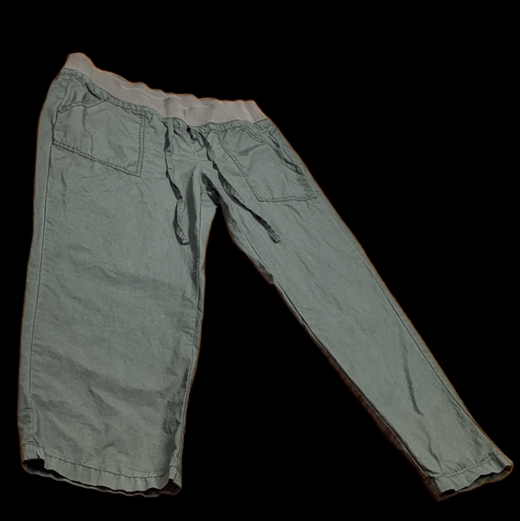 New York & Company Pants - New York & Company Sage Green Lightweight Capri Pants Shorts Size Small NWT